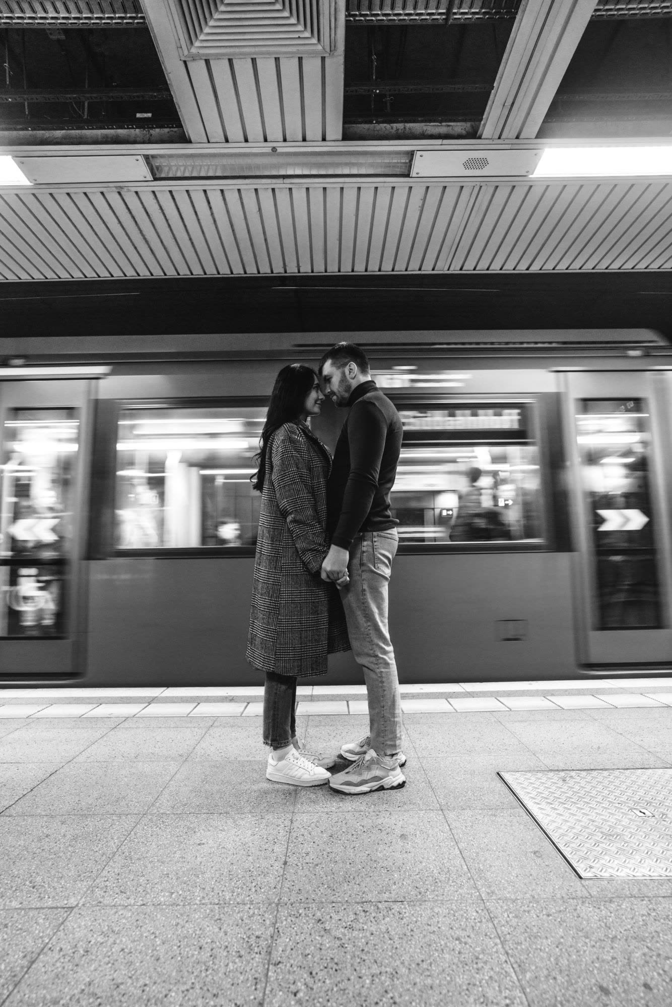 Paar am U-Bahn-Gleis
